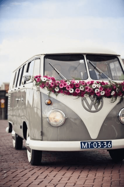 vintage style arrivare con il pulmino volkswagen